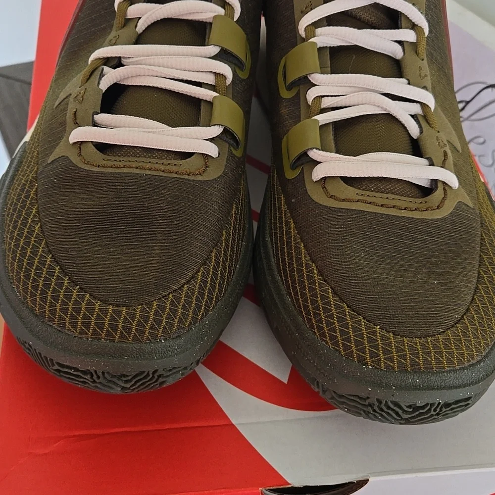 Nike Kyrie Irving 8/N7 Sz 10.5 Olive Flak/Orewood Brn Sneakers